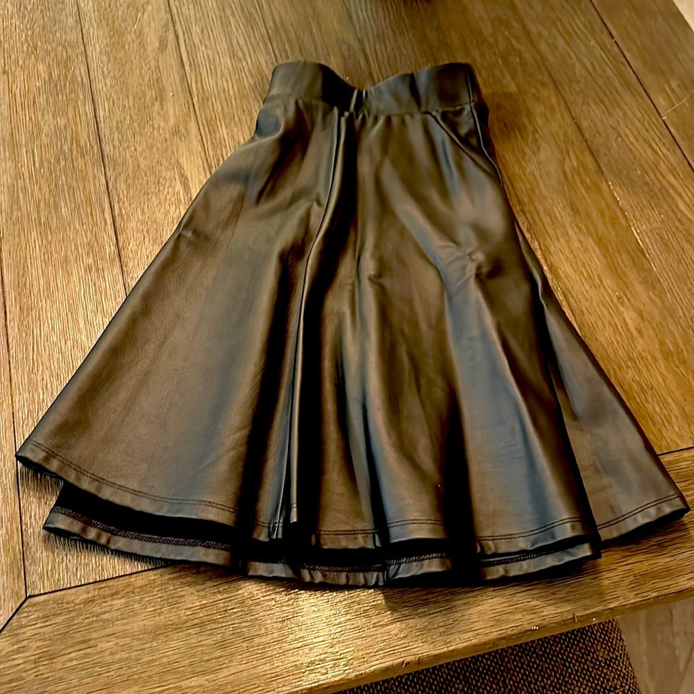 New w/tags TORRID Size 1 Blk circle skirt